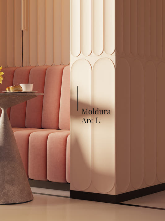 Columna de una cafetería con panel Arc L en la parte baja y Arc S arriba, junto a una banqueta rosada