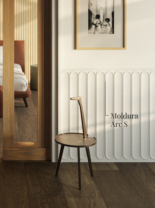 Panel Arc S de arcos angostos pintado en blanco como lambrín en un living, con un taburete de madera delante
