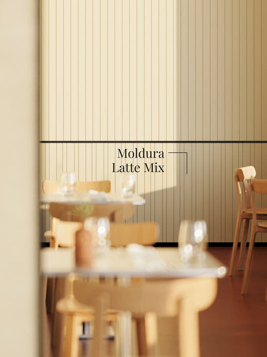 Panel Latte Mix de listones planos en la parte baja de un muro de comedor, con sillas y mesas de madera