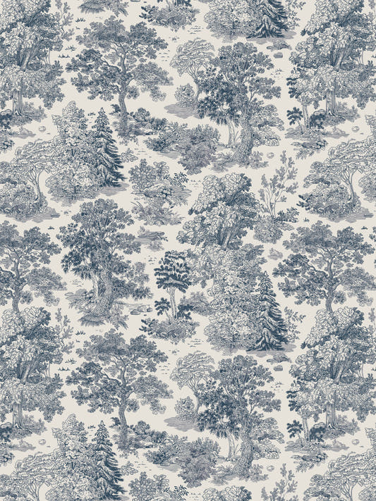 Papel mural Moulin Blue, detalle del diseño: toile de Jouy azul sobre crema con bosques y pinos a plumilla.