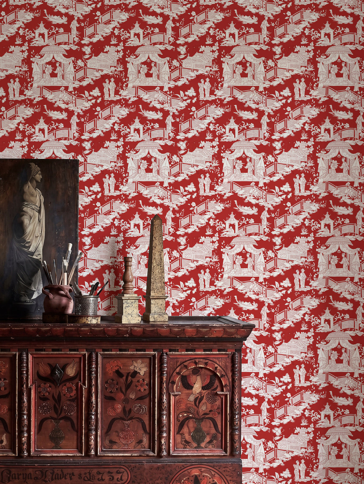 Papel mural Mulan Rojo en un ambiente decorado: chinoiserie de pagodas en blanco sobre rojo.