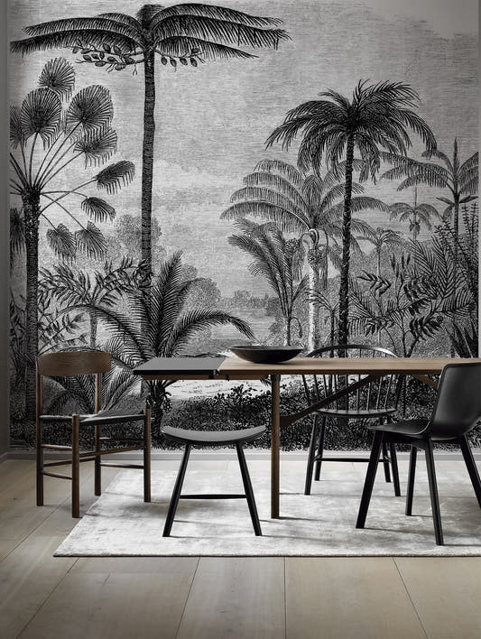 Papel mural Amazonia, dramático diseño de palmeras y helechos en escala de grises sobre fondo claro.