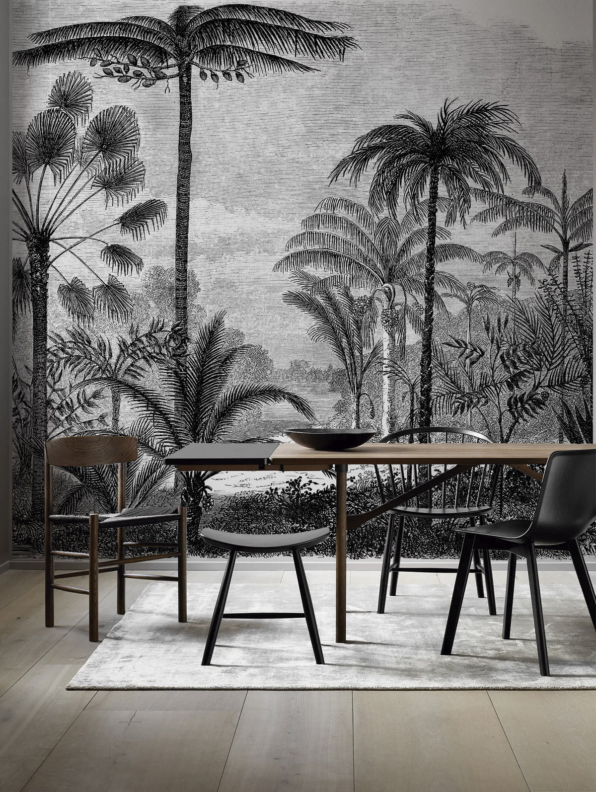 Papel mural Amazonia, dramático diseño de palmeras y helechos en escala de grises sobre fondo claro.
