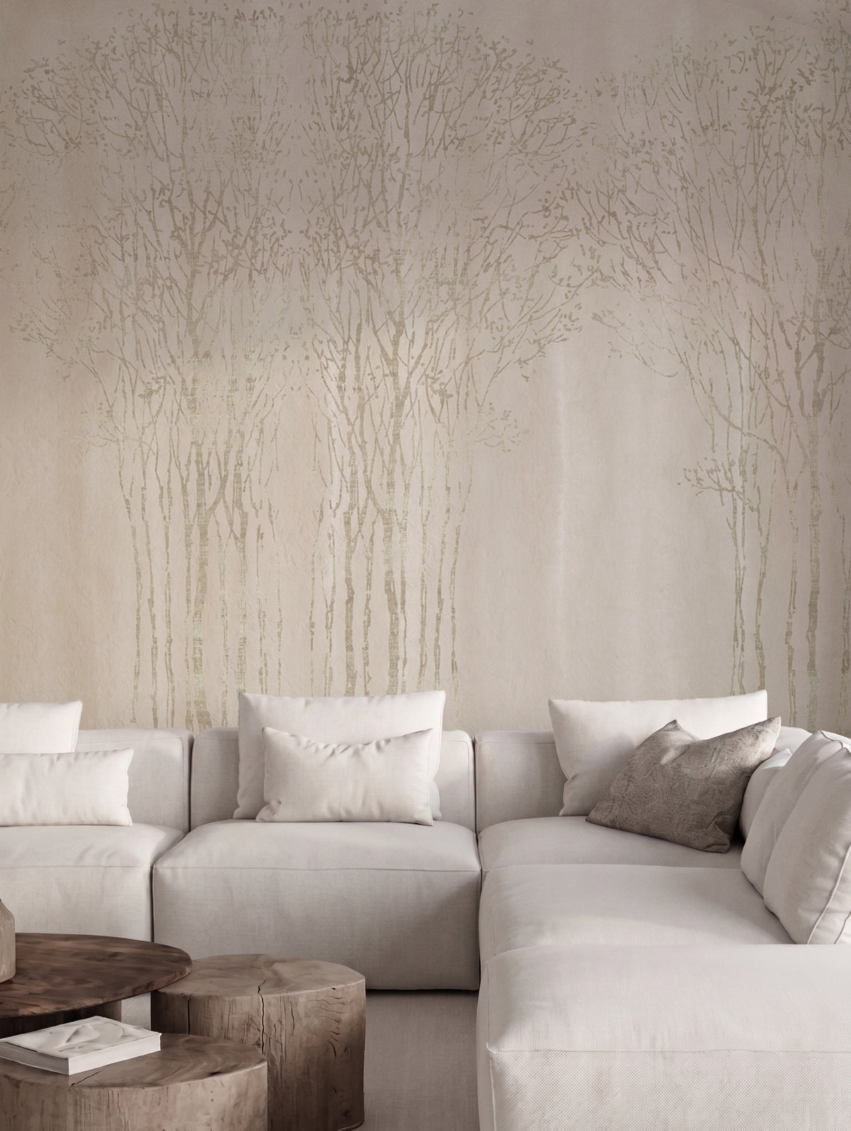 Papel mural Arbolada, sereno diseño de bosque de troncos delgados en beige crema y arena tostado. Ideal para comedores y dormitorios.