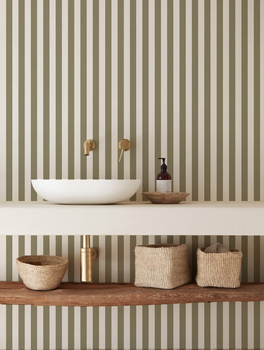 Papel mural Archie Olive, natural diseño de rayas verticales en verde oliva sobre blanco.