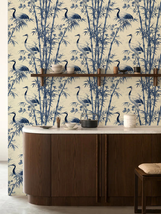 Papel mural Bamboo en un ambiente decorado: cañas de bambú y garzas en azul cobalto sobre marfil.