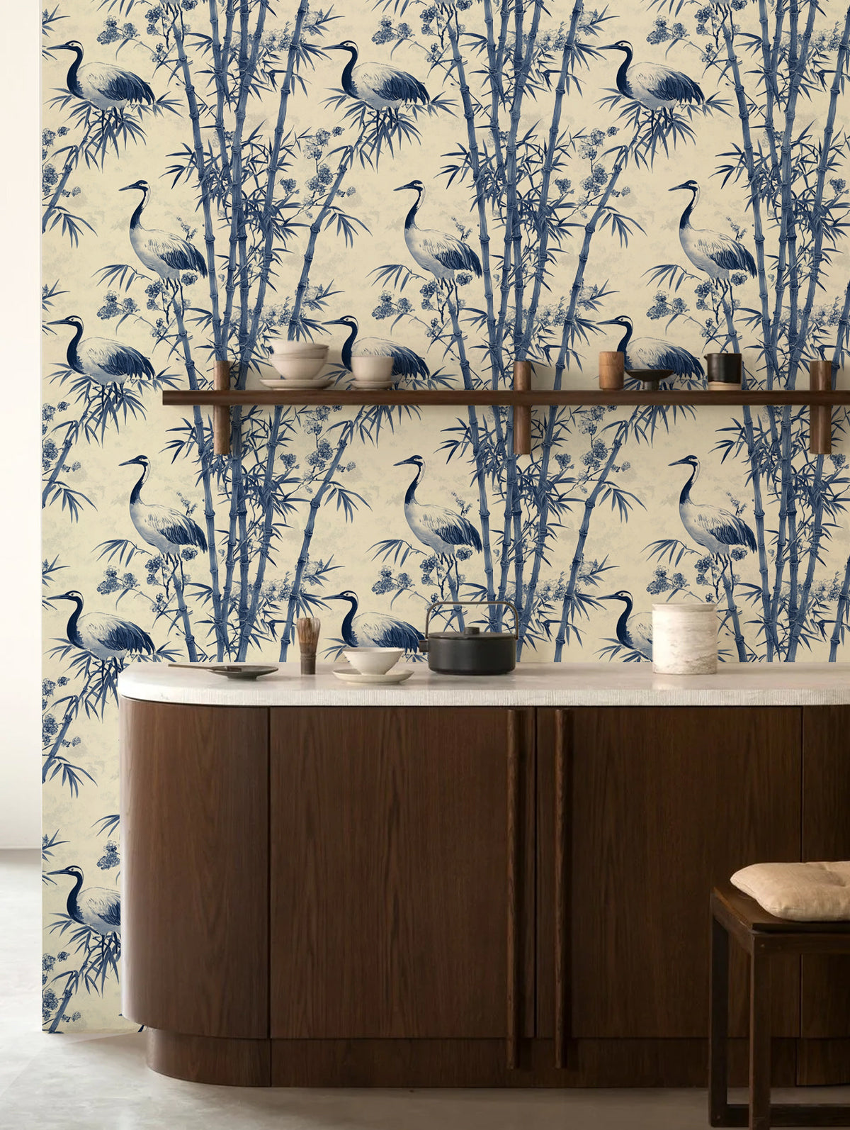 Papel mural Bamboo en un ambiente decorado: cañas de bambú y garzas en azul cobalto sobre marfil.