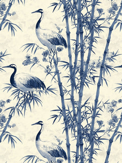 Papel mural Bamboo, detalle del diseño: cañas de bambú y garzas en azul cobalto sobre marfil.