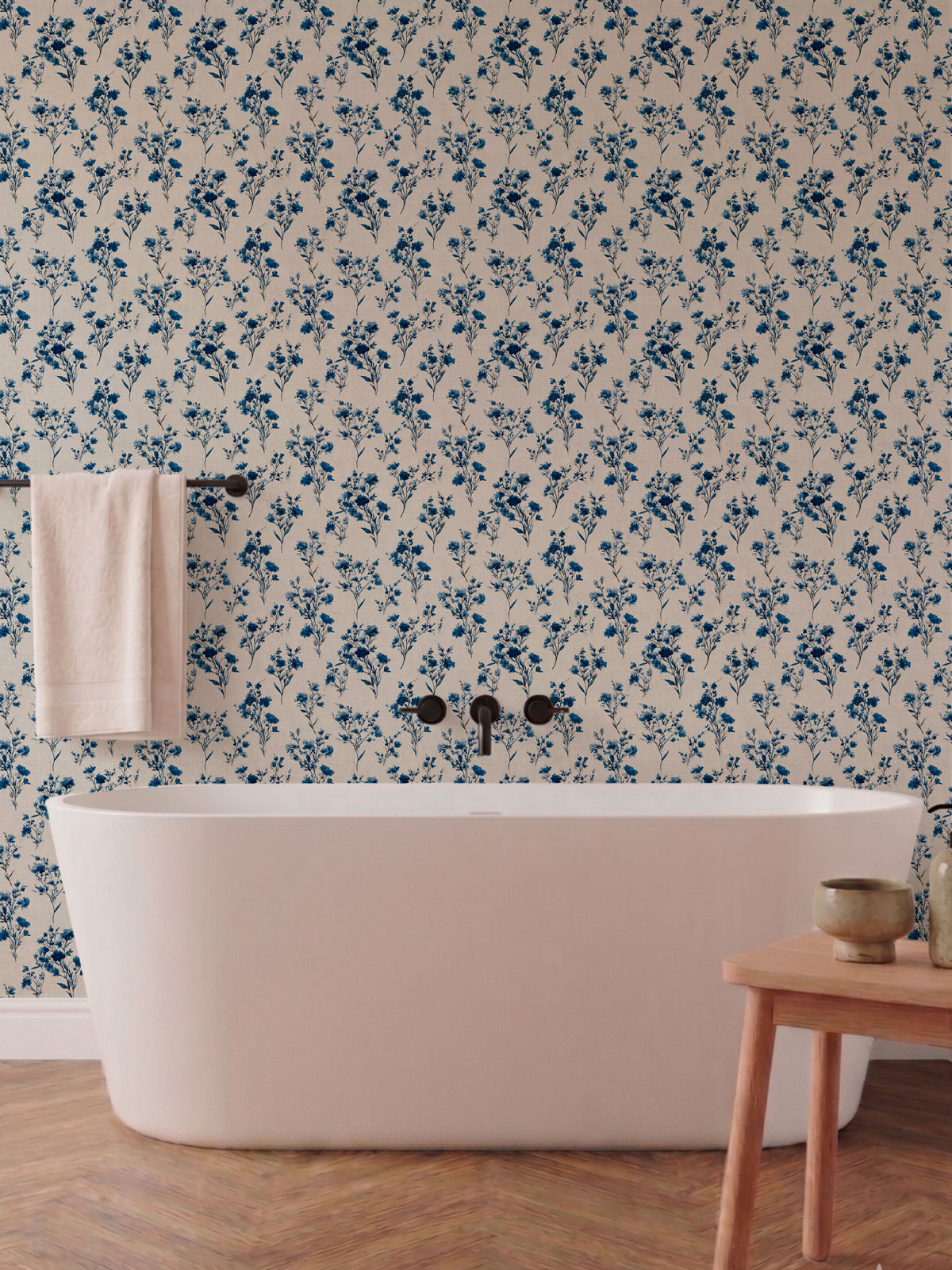 Papel mural Belen, liviano diseño de ramitas de flores azules en acuarela sobre fondo crema.