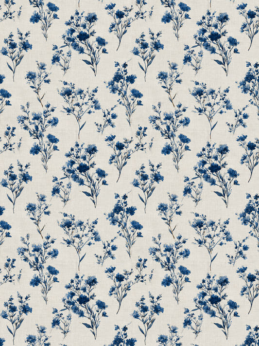 Papel mural Belen, detalle del diseño: ramitas de flores azules en acuarela sobre fondo crema.