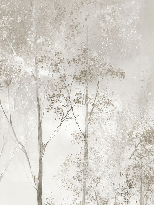 Papel mural Bosque Dormido Sepia, detalle del diseño: árboles altos y ramas finas entre niebla sepia.