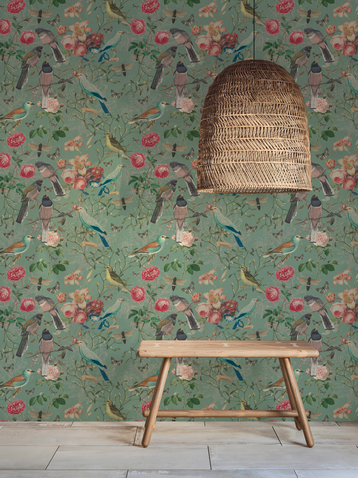 Papel mural Botanique verte, exuberante diseño de aves, mariposas y rosas sobre fondo verde salvia medio. Ideal para baños y cocinas.