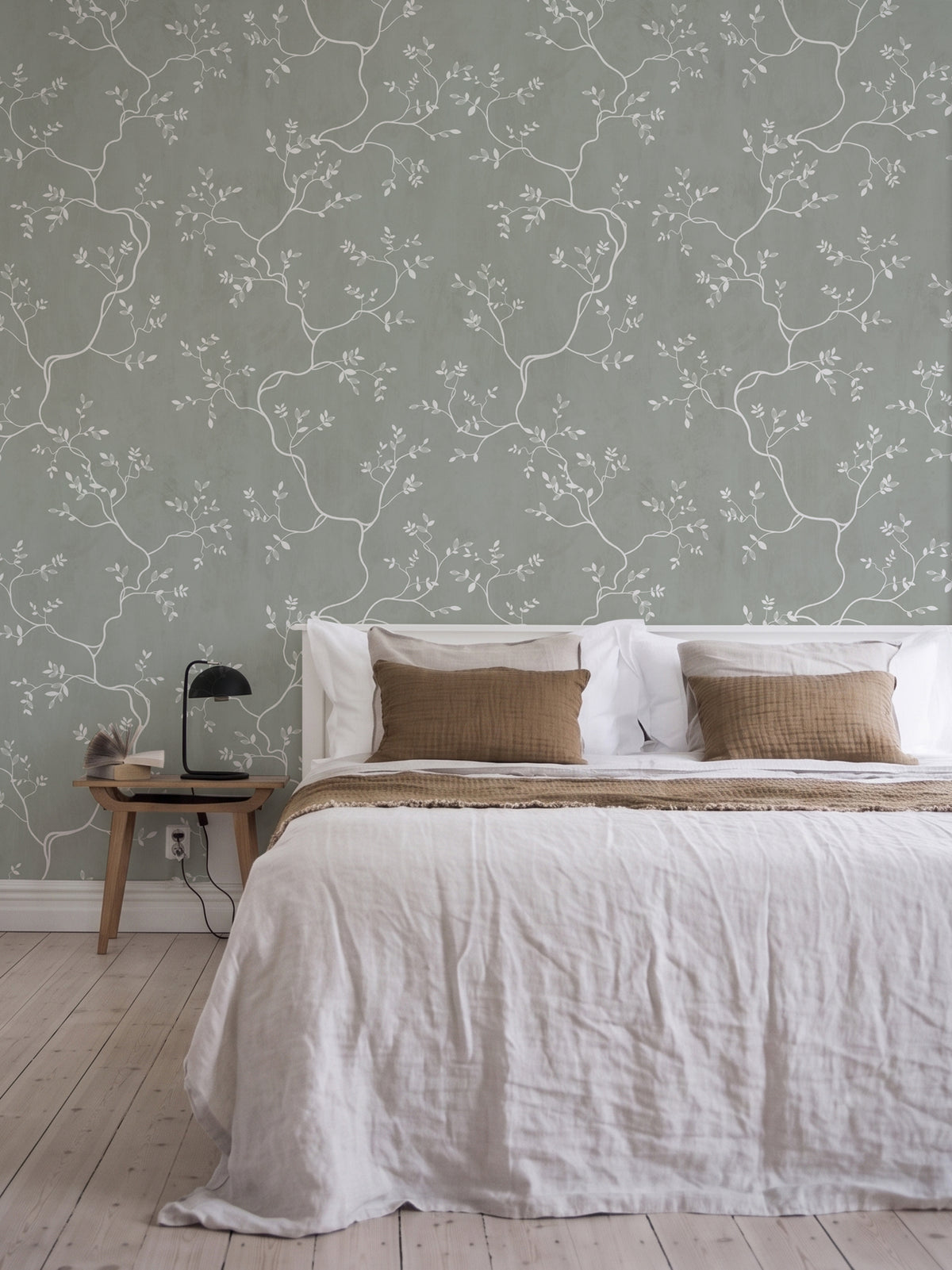 Papel mural Branche Verte, orgánico diseño de ramas y hojas pequeñas en blanco sobre verde grisáceo. Ideal para baños y dormitorios.