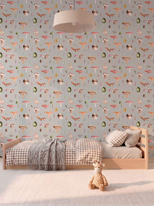Papel mural Champignon, tierno diseño de hongos y ardillas en acuarela sobre fondo gris claro.
