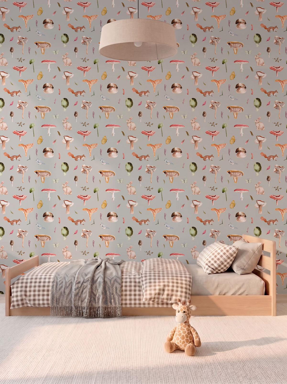 Papel mural Champignon, tierno diseño de hongos y ardillas en acuarela sobre fondo gris claro.