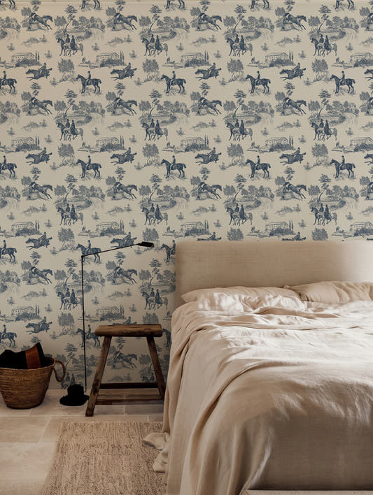 Papel mural Charles Blue en un ambiente decorado: toile de jinetes y caballos en azul marino.
