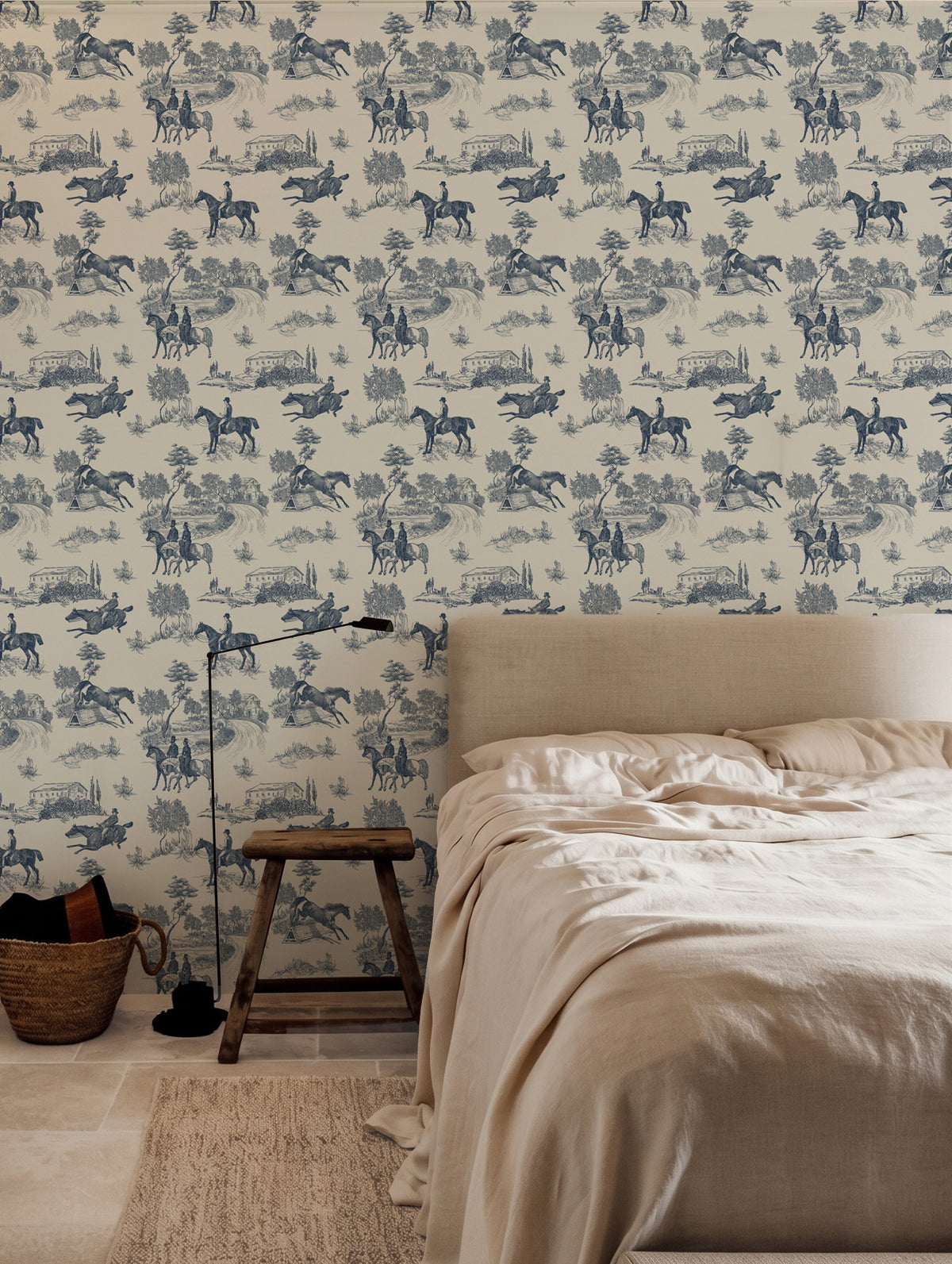 Papel mural Charles Blue en un ambiente decorado: toile de jinetes y caballos en azul marino.