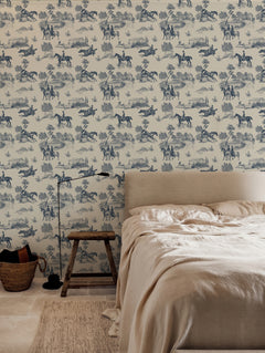 Papel mural Charles Blue en un ambiente decorado: toile de jinetes y caballos en azul marino.