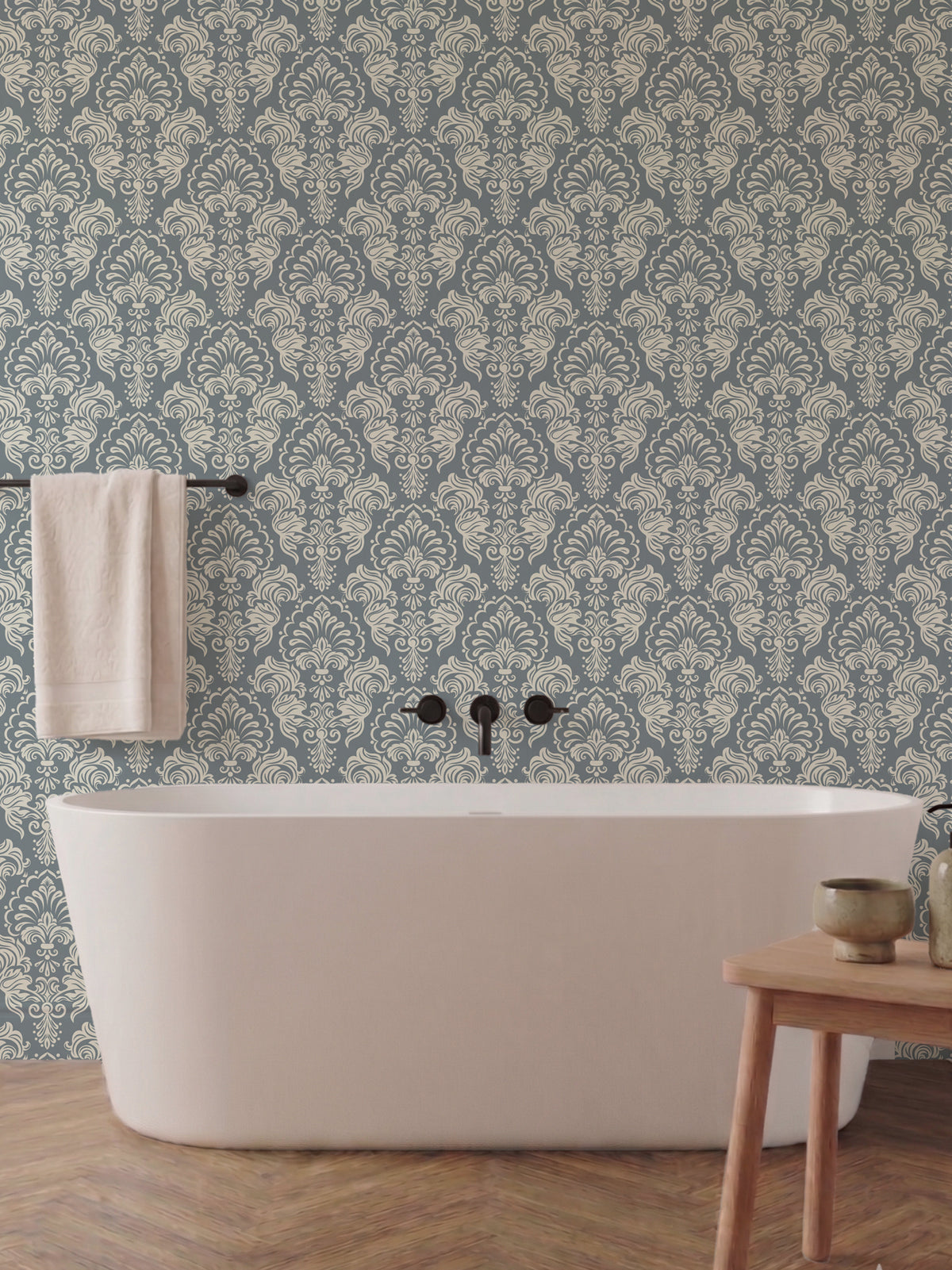 Papel mural Blue Damask, clásico diseño de medallones ornamentales en crema sobre gris azulado. Ideal para baños y dormitorios.
