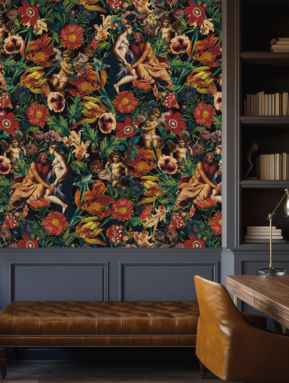 Papel mural Gods and Angels, dramático diseño de flores grandes y querubines en rojo y naranja sobre negro. Ideal para baños.