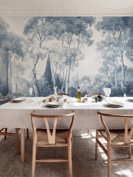 Papel mural Dosel I Azul, sereno diseño de bosque con colinas en azul claro sobre fondo blanco celeste. Ideal para baños y cocinas.