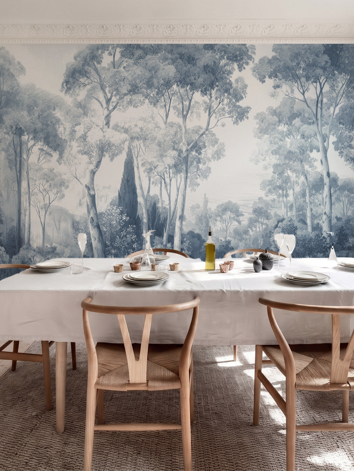Papel mural Dosel I Azul, sereno diseño de bosque con colinas en azul claro sobre fondo blanco celeste. Ideal para baños y cocinas.