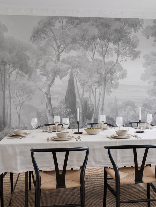 Papel mural Dosel I Gris, envolvente diseño de bosque de troncos altos en gris claro, gris medio y blanco. Ideal para baños y cocinas.