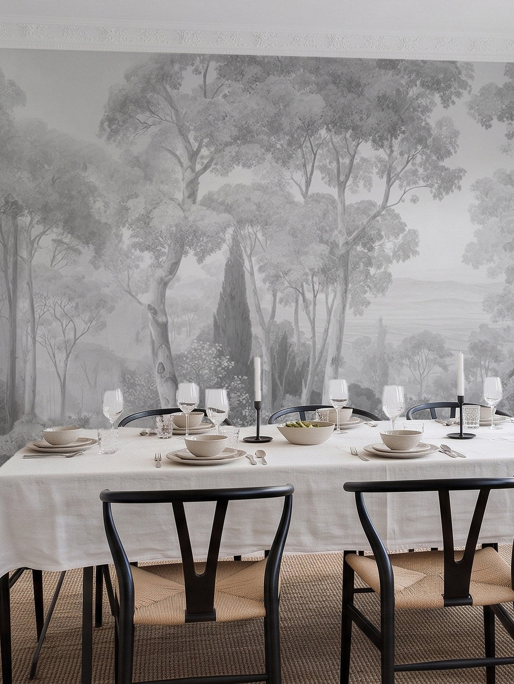 Papel mural Dosel I Gris, envolvente diseño de bosque de troncos altos en gris claro, gris medio y blanco. Ideal para baños y cocinas.