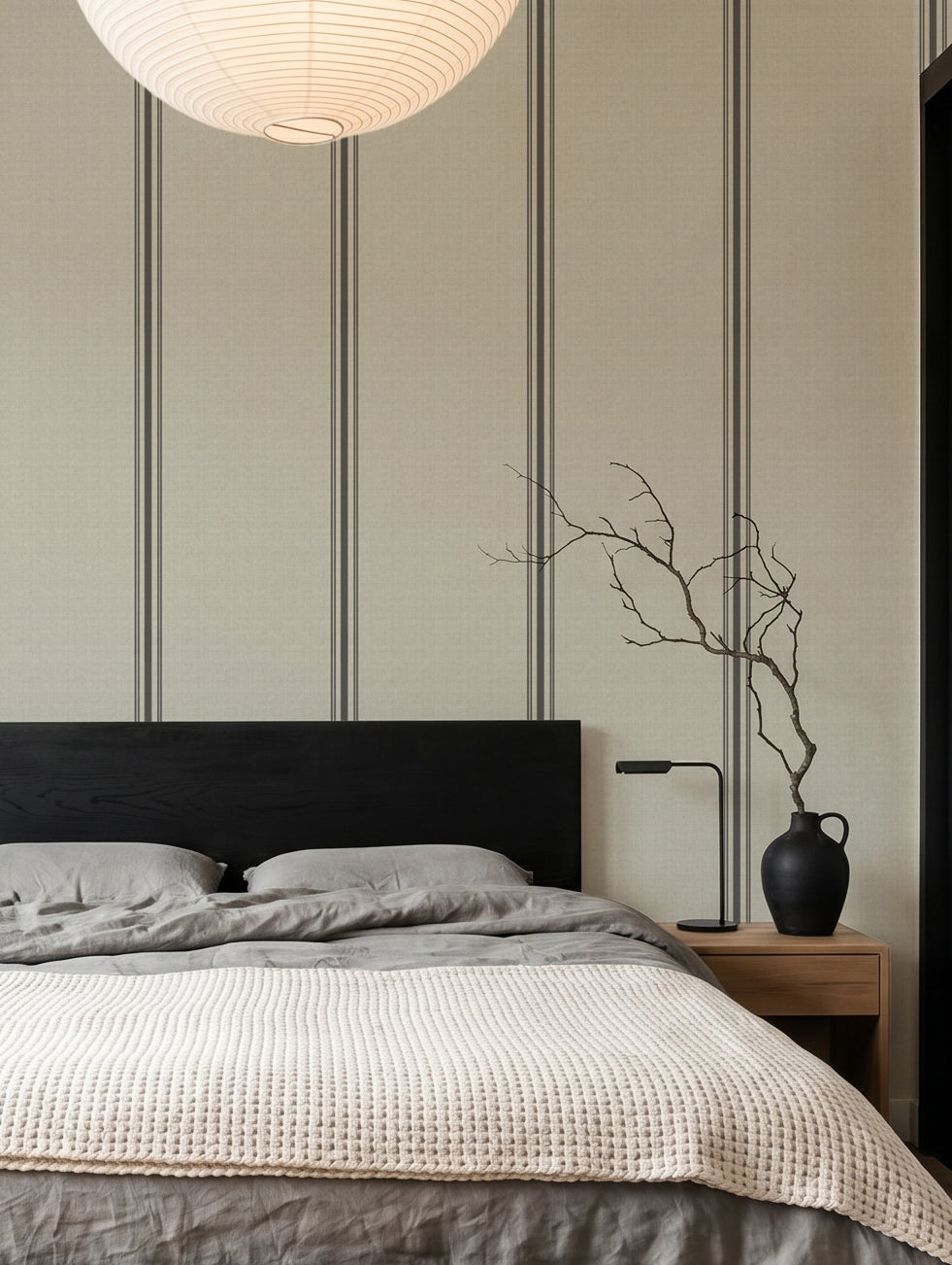 Papel mural Duke Natural, clásico diseño de rayas verticales anchas en verde salvia con líneas azul oscuro.