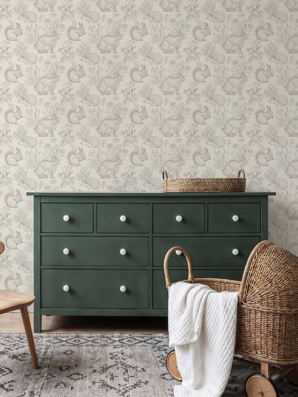 Papel mural Dulce Bosque Beige, tierno diseño de liebres, ardillas y erizos en gris sobre fondo crema. Ideal para piezas de niños y salas de estar.