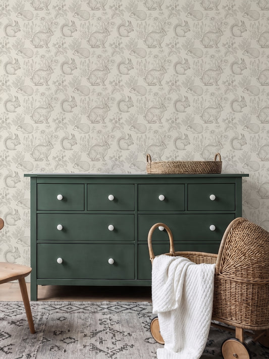 Papel mural Dulce Bosque Beige, tierno diseño de liebres, ardillas y erizos en gris sobre fondo crema. Ideal para piezas de niños y salas de estar.