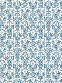 Papel mural Ellie Blue, detalle del diseño: patrón botánico denso en azul acero.