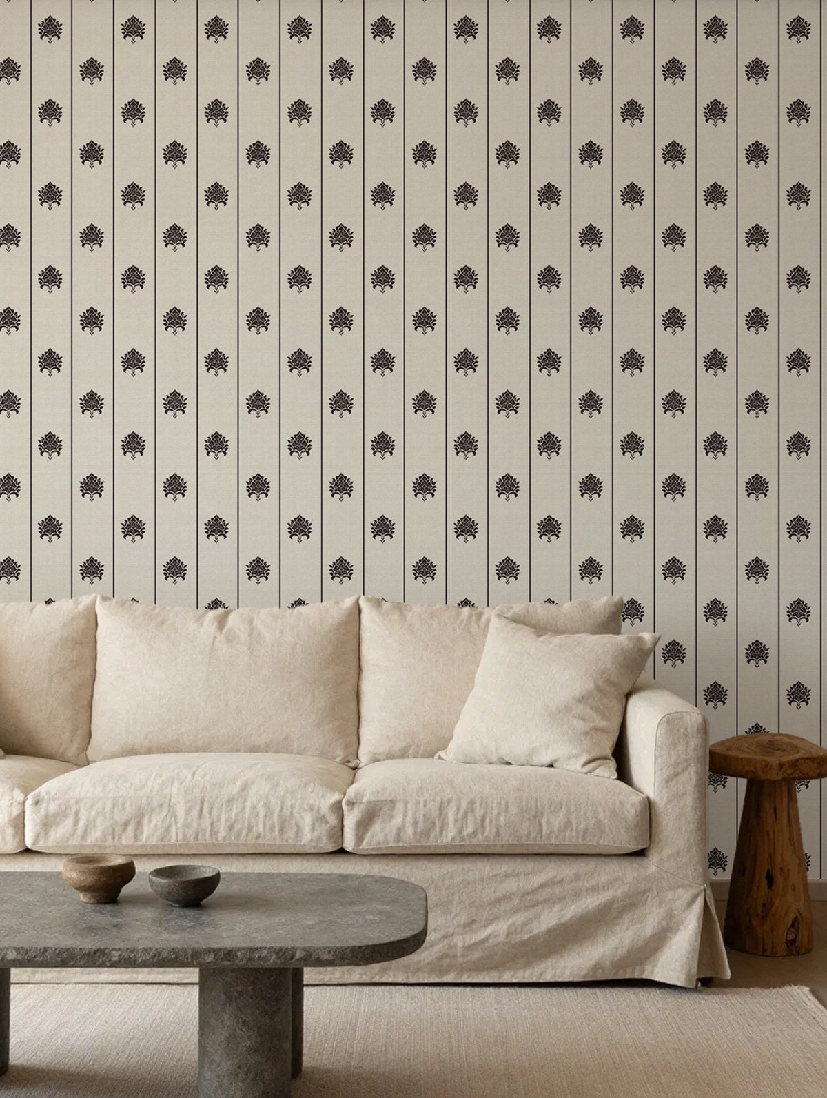 Papel mural Ethnic, clásico diseño de rayas finas y medallones florales en negro sobre crema claro. Ideal para baños y dormitorios.