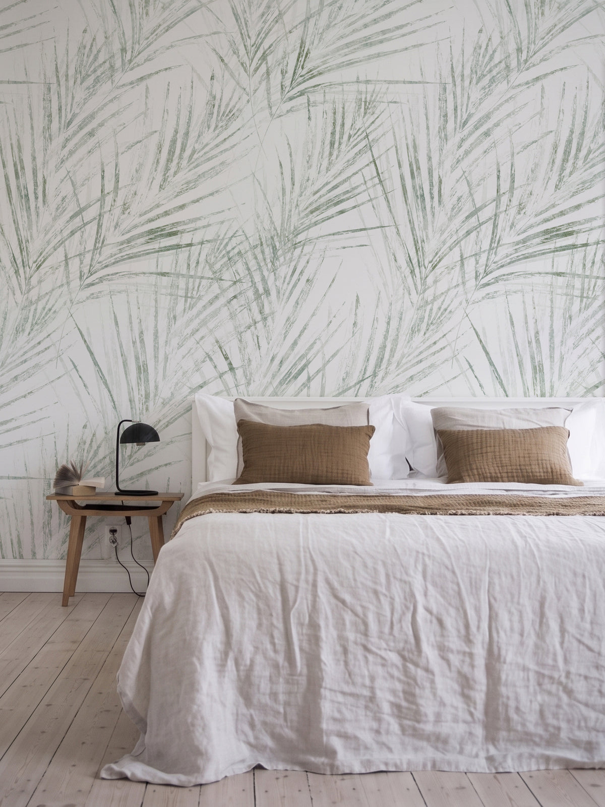 Papel mural Faded Green, fresco diseño de hojas de palmera de trazo lavado en verde salvia sobre blanco. Ideal para cocinas y comedores.