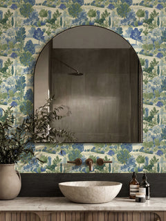 Papel mural Fields II en un ambiente decorado: paisaje de árboles en azul y verde suave.