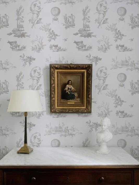 Papel mural French Farm Gray, sutil diseño de toile de granja en gris claro sobre blanco.