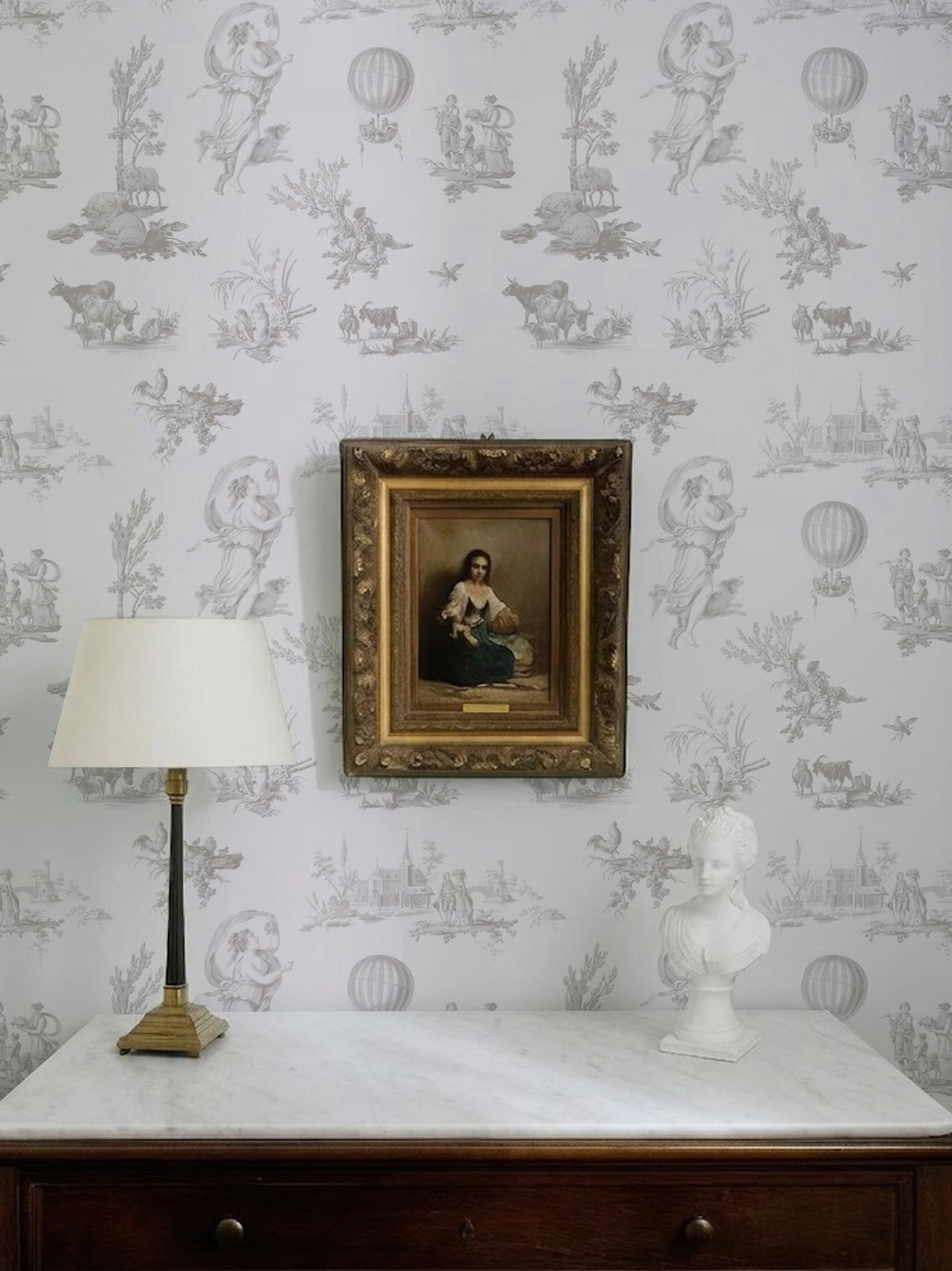 Papel mural French Farm Gray, sutil diseño de toile de granja en gris claro sobre blanco.