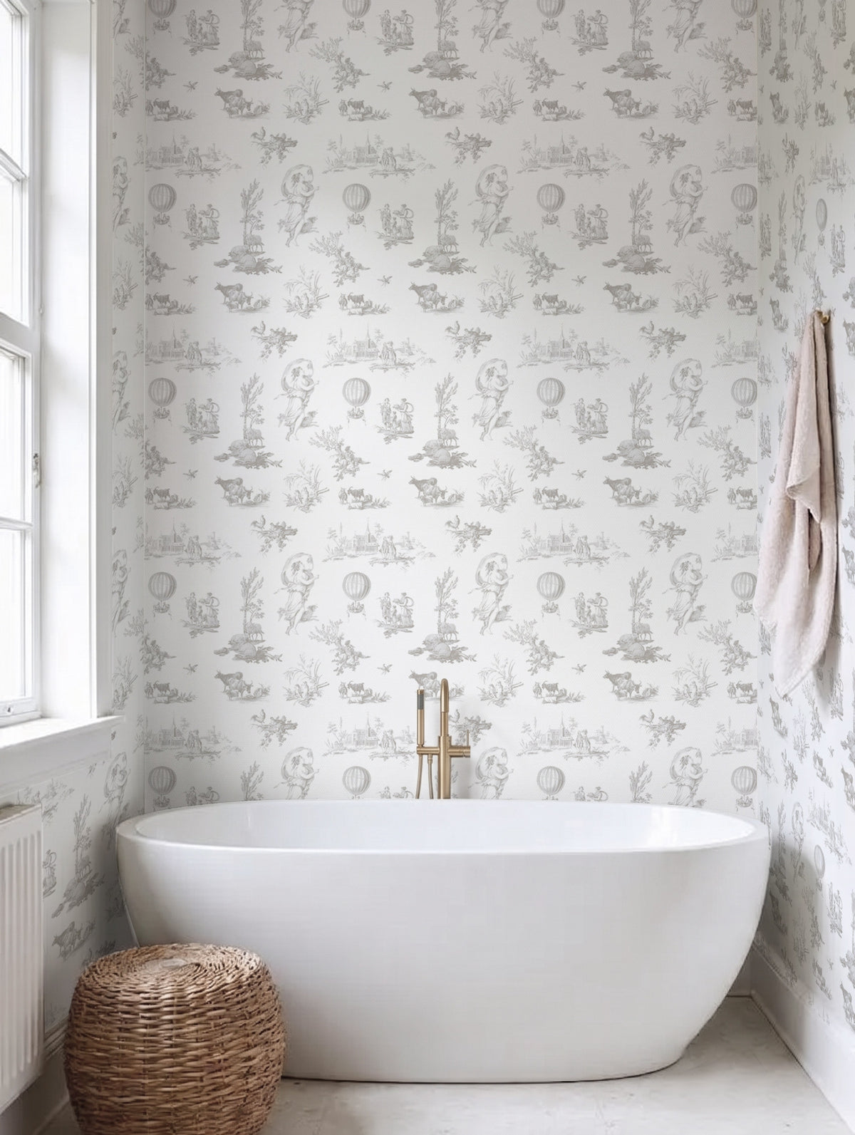 Papel mural French Farm Gray, sutil diseño de toile de granja en gris claro sobre blanco.
