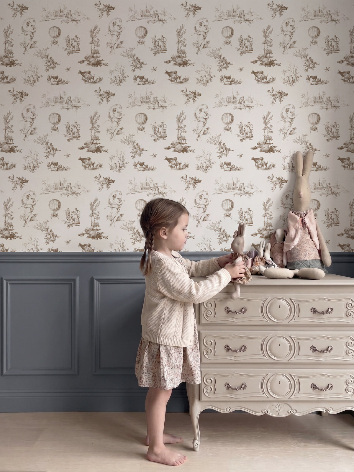 Papel mural French Farm Sepia, cálido diseño de toile sepia sobre blanco con escenas de granja y globos aerostáticos.