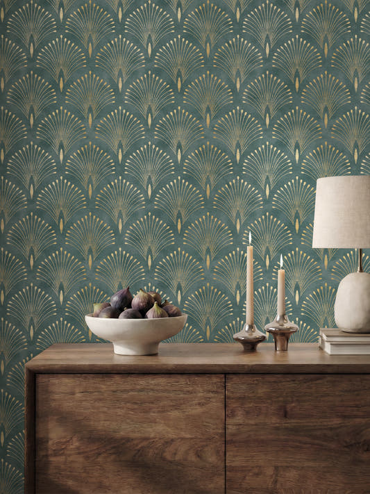 Papel mural Gat I, sofisticado diseño de palmetas en abanico doradas sobre verde azulado oscuro. Ideal para baños y cocinas.