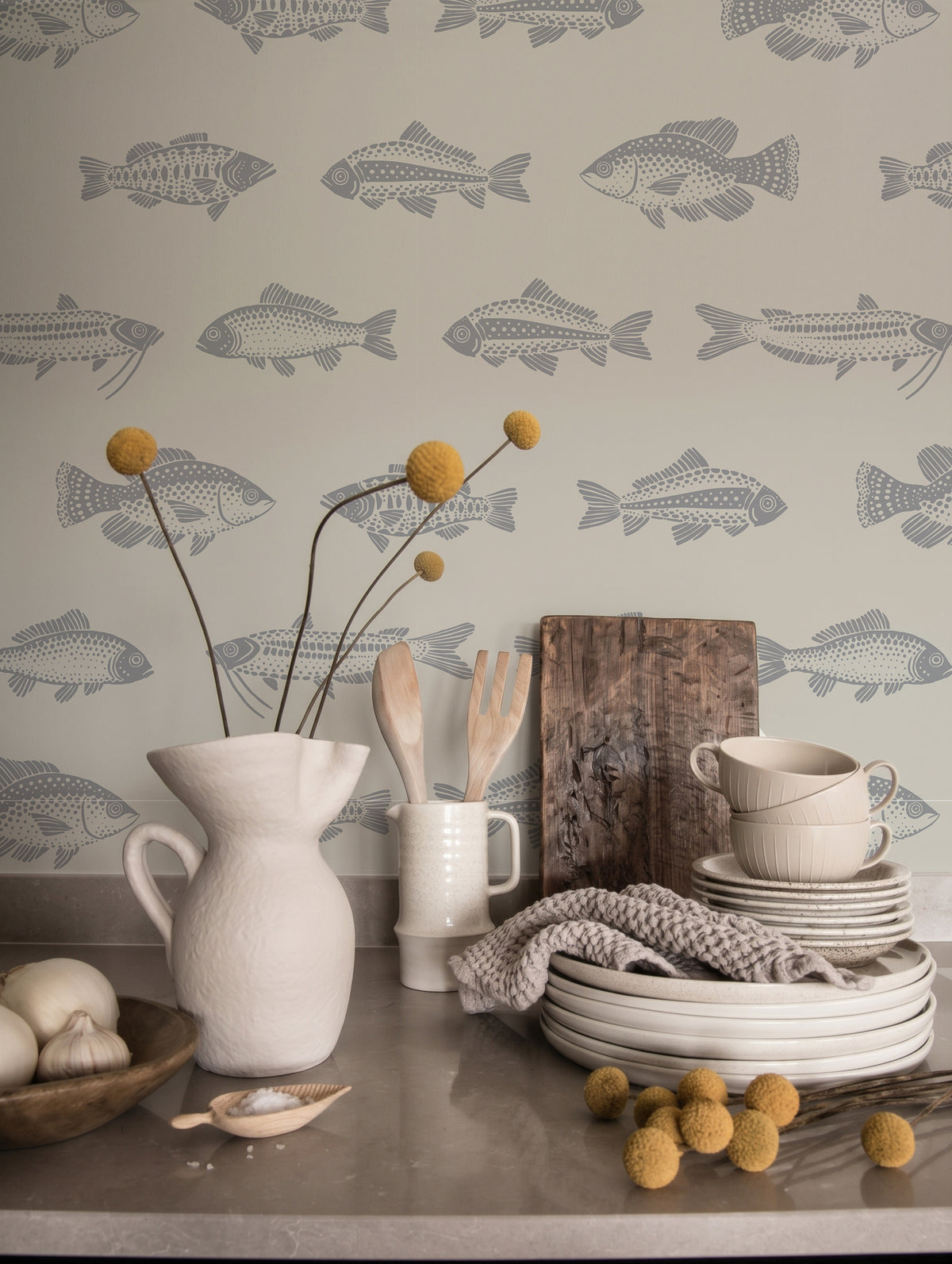 Papel mural Going with the Flow Gray en un ambiente decorado: filas de peces en gris azulado.