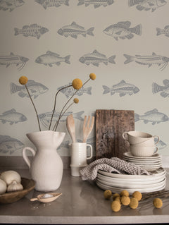 Papel mural Going with the Flow Gray en un ambiente decorado: filas de peces en gris azulado.
