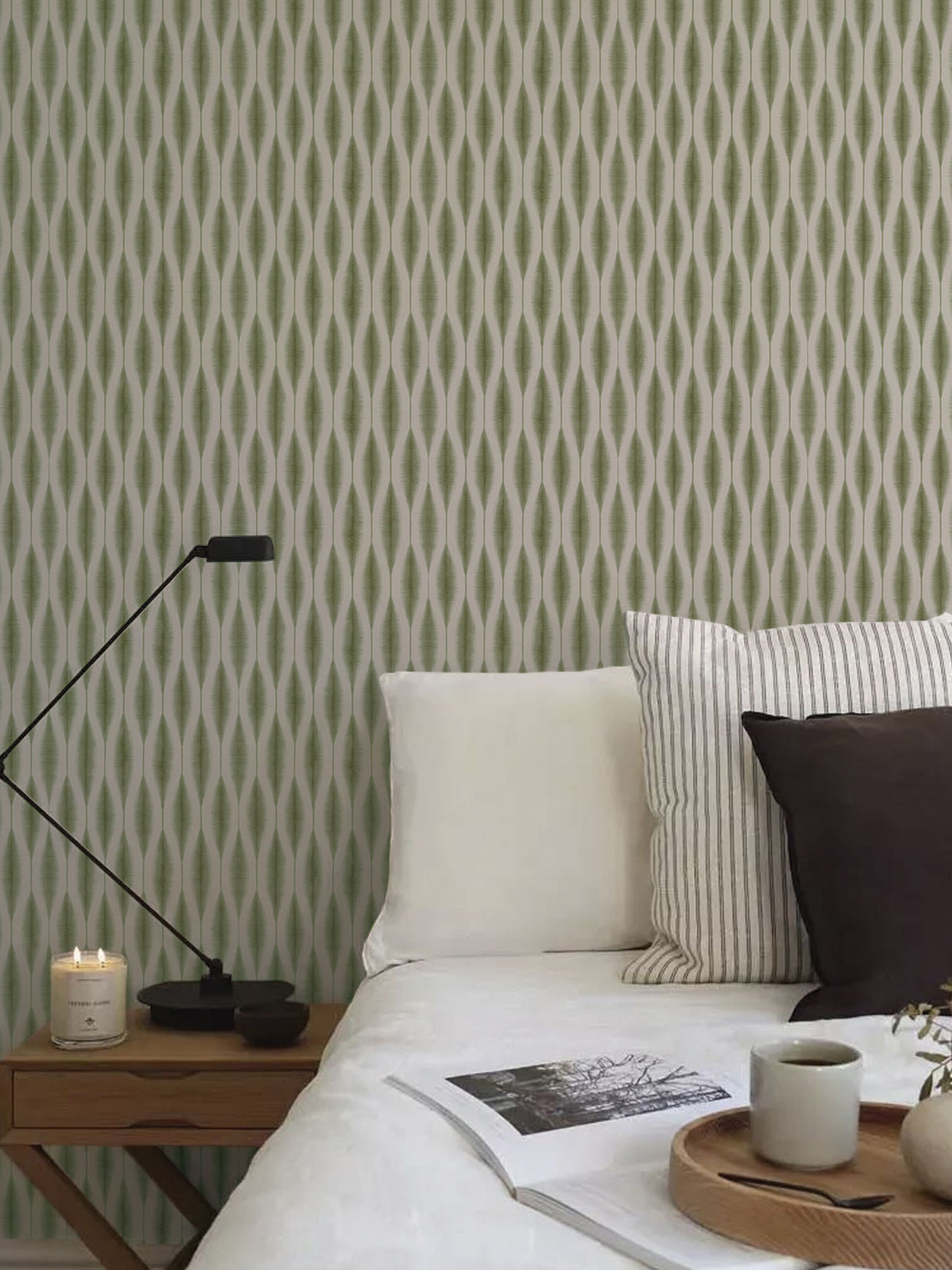 Papel mural Hanae Green, suave diseño de rombos alargados estilo ikat en verde oliva sobre fondo claro.