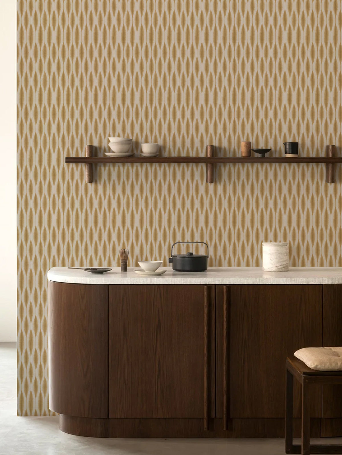 Papel mural Hanae Mustard en un ambiente decorado: ondas verticales entrelazadas en mostaza.