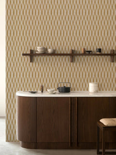 Papel mural Hanae Mustard en un ambiente decorado: ondas verticales entrelazadas en mostaza.