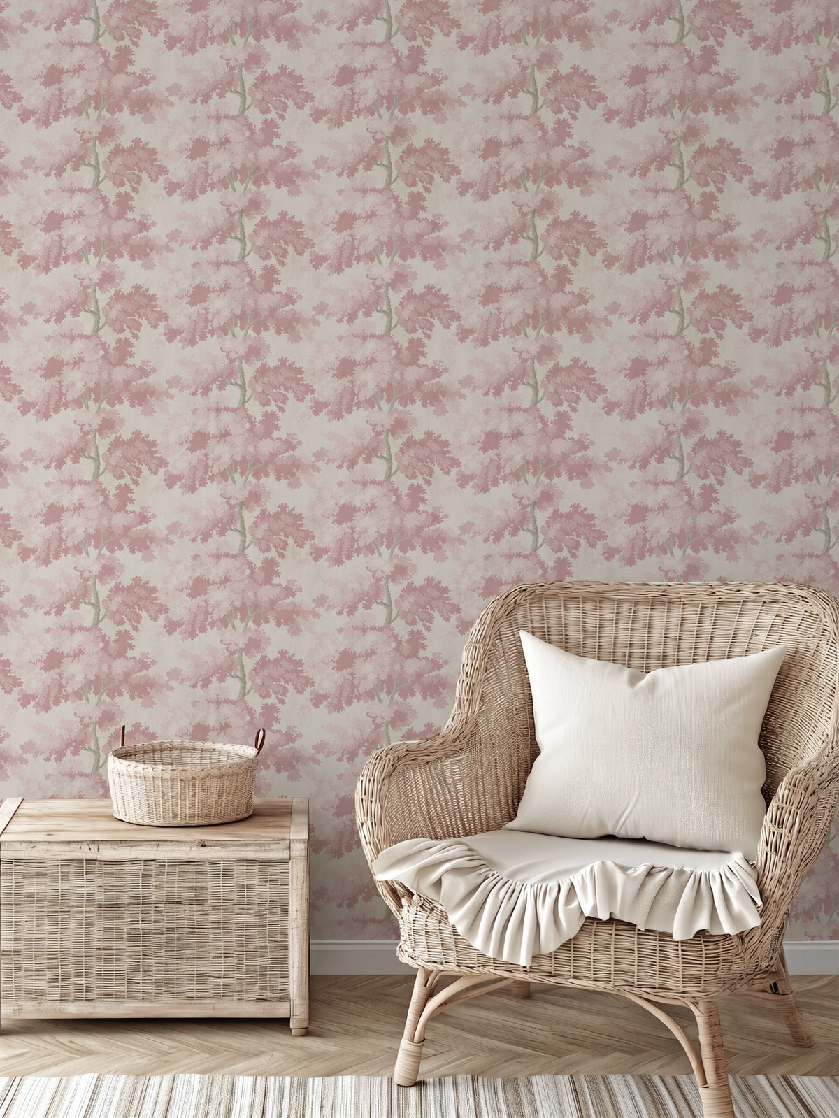 Papel mural Hazel Rosado, romántico diseño de árboles frondosos en rosa pálido sobre fondo crema claro. Ideal para piezas de niños y salas de estar.