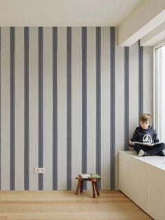 Papel mural Henry Azul en un ambiente decorado: rayas anchas azul acero sobre textura de lino.
