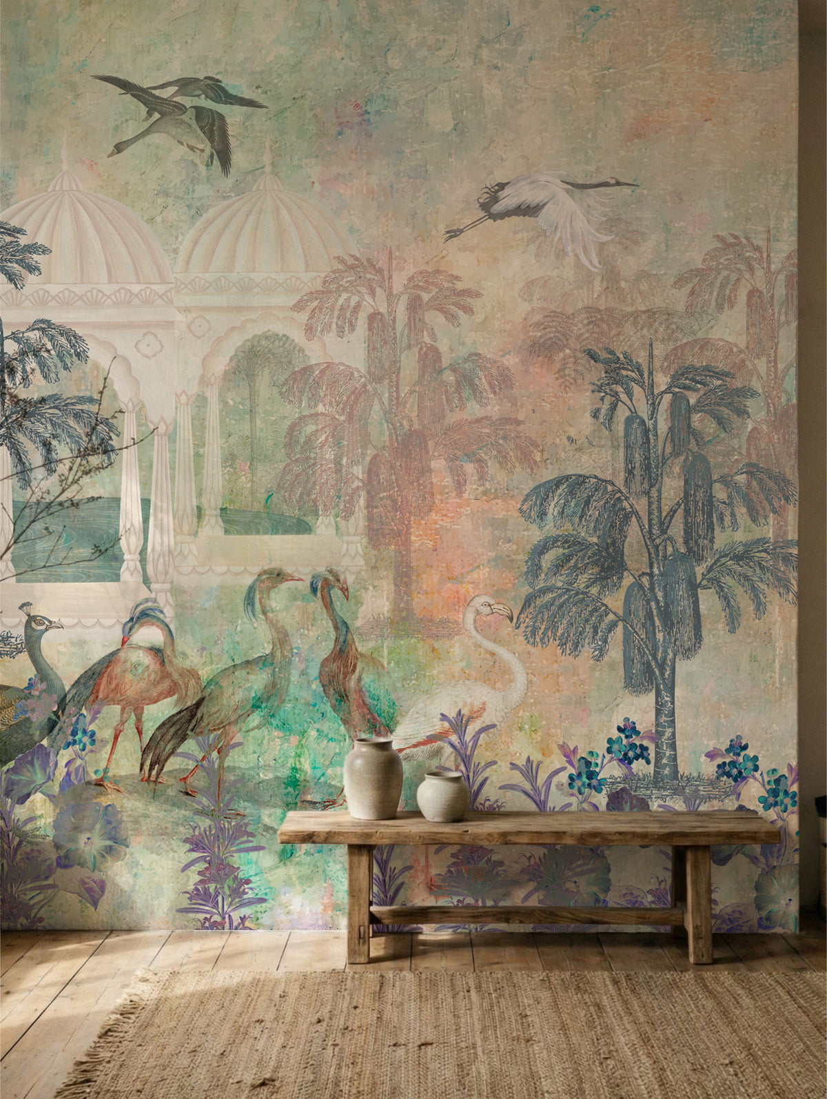 Papel mural jardín de aves, romántico diseño de pavos reales y flamencos entre palmeras en malva y verde agua. Ideal para cocinas y comedores.