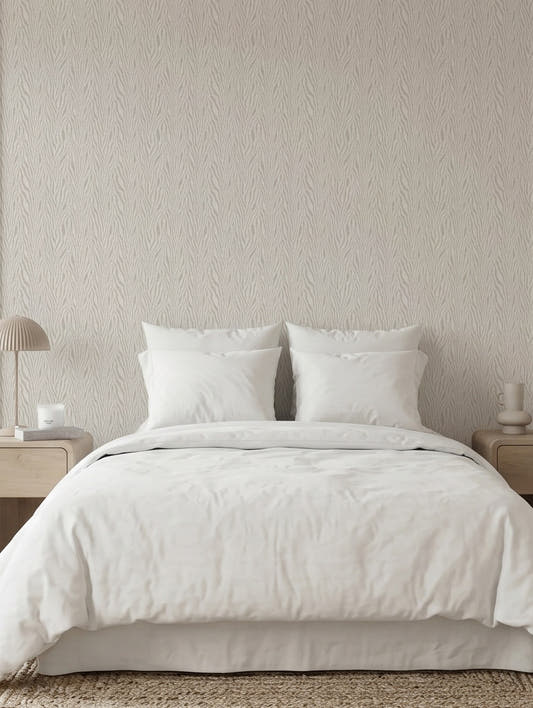 Papel mural Karo, moderno diseño de franjas onduladas tipo cebra en blanco y gris claro. Ideal para baños y cocinas.