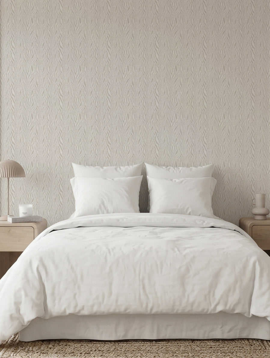 Papel mural Karo, moderno diseño de franjas onduladas tipo cebra en blanco y gris claro. Ideal para baños y cocinas.